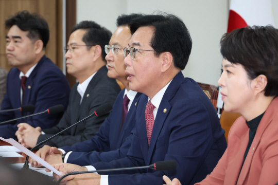 송언석(왼쪽 네번째) 국민의힘 원내대표가 24일 국회에서 열린 원내대책회의에서 발언하고 있다. [연합뉴스]